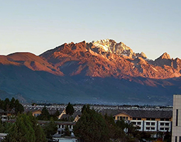 远山镜头传盛景，玉龙雪山慢直播引关注